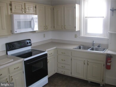 329 Walnut St unit 2ND FL, Spring City, PA 19475 - photo 5