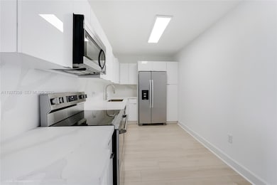 401 BLU unit 613, Miami Beach, FL 33141 - photo 4