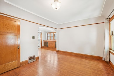 12-web-or-mls-S 64th St Upper-1506-012