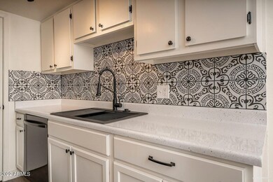 1231 E Lawrence Ln unit 14, Phoenix, AZ 85020 - photo 6