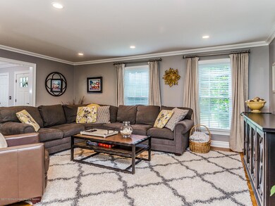 010-Living_Room-4653294-medium4x3