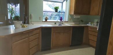 200 NW Sinclair Dr, Grants Pass, OR 97526 - photo 2