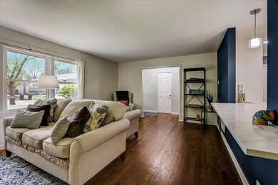 325 Rowan Ct, Naperville, IL 60540 - photo 4