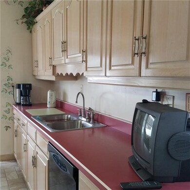 PRETTY AND BRIGHT MAPLE CABINETS AND LOTS OF STORA