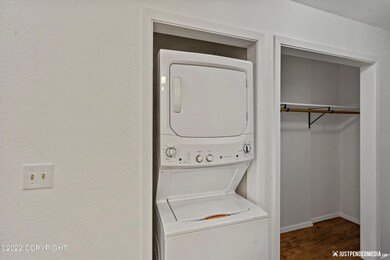 Washer/Dryer & Closet
