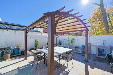 197 Park Dr N, Staten Island, NY 10314 - photo 5