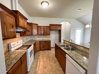 1022 E 146th Ct S, Glenpool, OK 74033 - photo 6