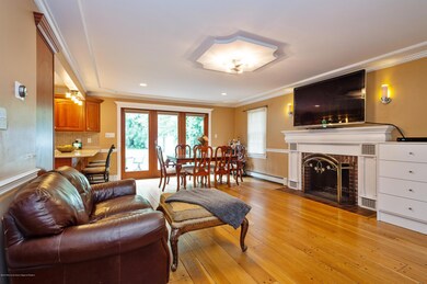 05_555ChainOHillsRoad_93_LivingRoomDinin