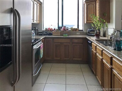 KITCHEN WITH GRANITE COUNTER TOPS, STAINLESS STEEL
