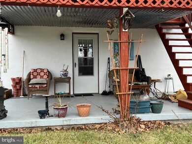 1165 Waugh Rd unit BOTTOM LEVEL, Berkeley Springs, WV 25411 - photo 3