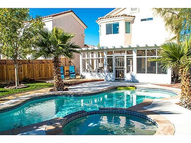 Swimming Pool/Hot Tub/Sauna. Spacious yard, pool &