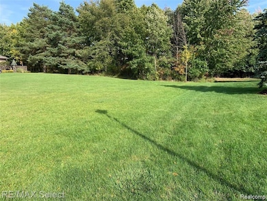 8413 Grovemont Ct unit 11, Grand Blanc, MI 48439 - photo 2