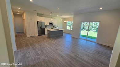 5) Kitchen & Living room