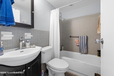 250 BANANA RIVER BATHROOM