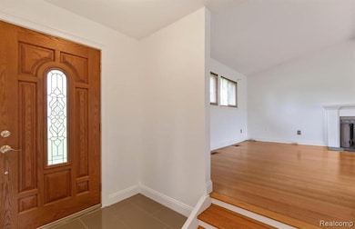 1299 Winchcombe Dr, Bloomfield Hills, MI 48304 - photo 2