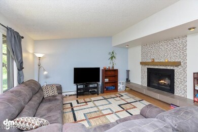 Light & Bright w/ Vaulted Ceilings