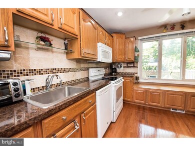 164 Floral Dr, Morrisville, PA 19067 - photo 5