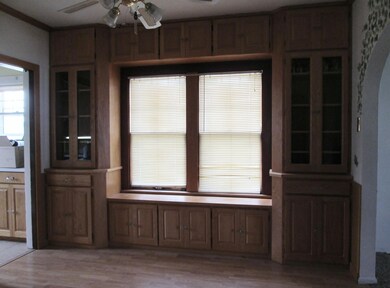 Dining Room w/built in hutch<|><|>