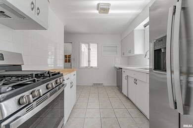 410 N Kankakee St, Lincoln, IL 62656 - photo 5