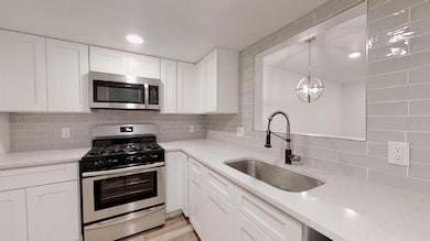 Kitchen with appliances with stainless steel fini