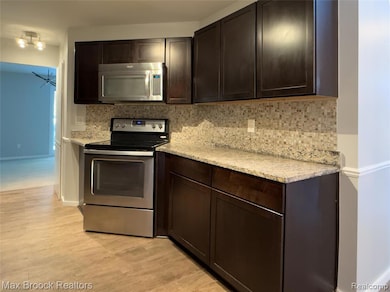 4013 Foxpointe Dr, West Bloomfield, MI 48323 - photo 3