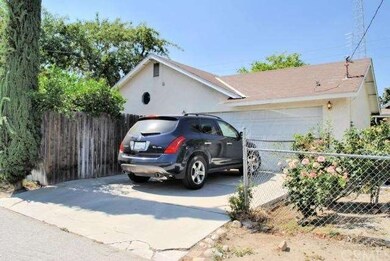 Back of home and 2 car attached garage for 870 Gra
