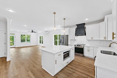 KITCHEN/LIVING ROOM