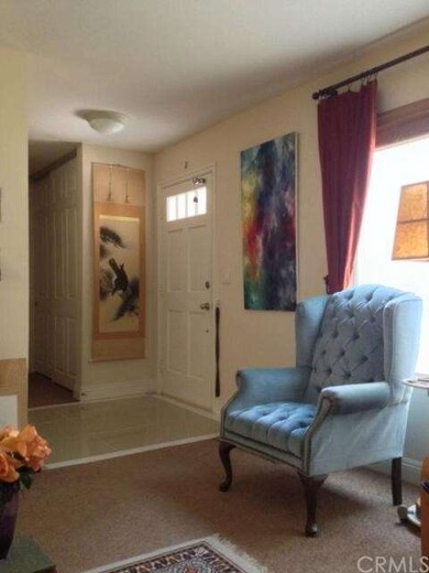Foyer w/porcelain floor