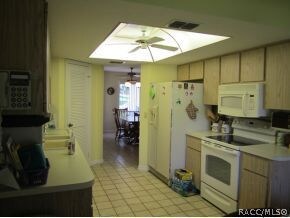 Kit w/gl top stove & pantry