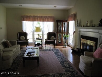 2-Spacious Living Room