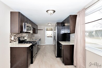 141 Pecos Cir, Carpentersville, IL 60110 - photo 3