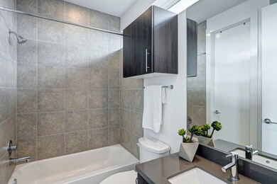 En suite bathroom with shower/tub plus walk-in clo
