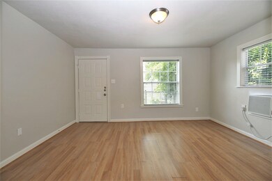 509 Caplin St, Houston, TX 77022 - photo 3