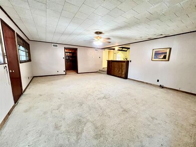 Large family room entry