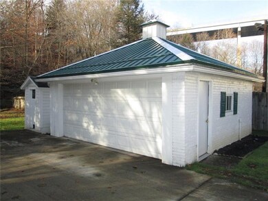20x20 Detached garage, new metal roof and auto ope