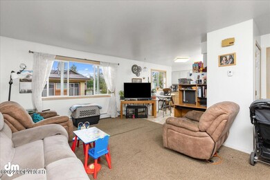 04-Unit 3 Living Room 20220802-DW-1281