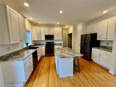 Eat-in kitchen w/ 42