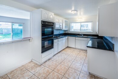 2050 Curran Oxnard CA 93033 (9 of 22)