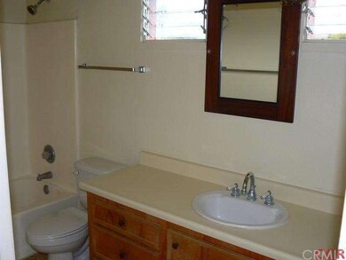Master bathroom w/tub shower.
