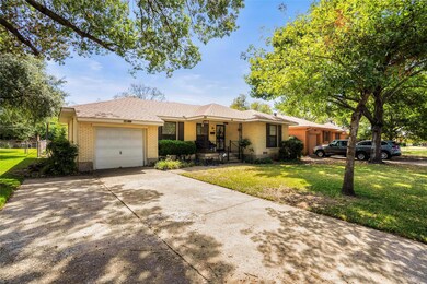 Ranch-style house featuring a garage and a front l
