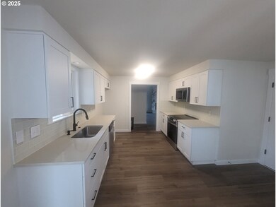 8009 SW Mapleleaf St, Portland, OR 97223 - photo 6