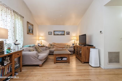 04_725GailDr_165_LivingRoom_HiRes