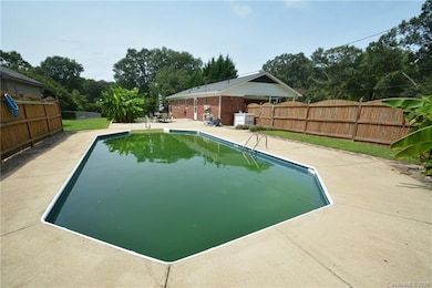 Goergeous setting!  Pool will be beautiful with new liner and water by next week!