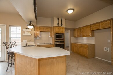 Additional Kitchen features include electric cookt