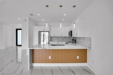 Kitchen with kitchen peninsula, stainless steel ap