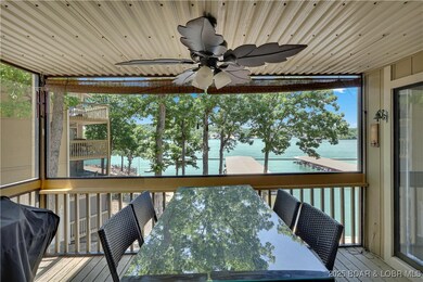 Screened in deck and all patio furniture stays (Gr