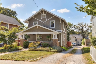 Des Moines craftsman with lovely landscaping + fro