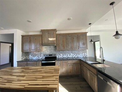 503 Robbins St, Cleburne, TX 76031 - photo 4