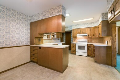 Kitchen Bar to Dining Area