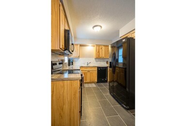 2420 W 38th Place, Davenport, IA 52806 - photo 4